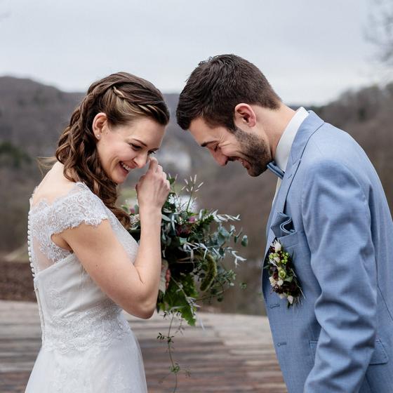 Braut und Bräutigam beim emotionalen First Look auf dem Hofgut Maisenburg während einer Winterhochzeit